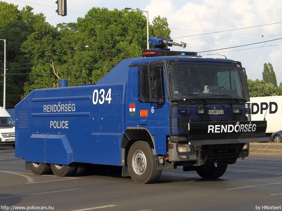 Mercedes-Benz Actros 3341 vízágyú, fotó: HNorbert
Keywords: rendőrség rendőr rendőrautó magyar Magyarország hungarian Hungary police policecar KUM-741