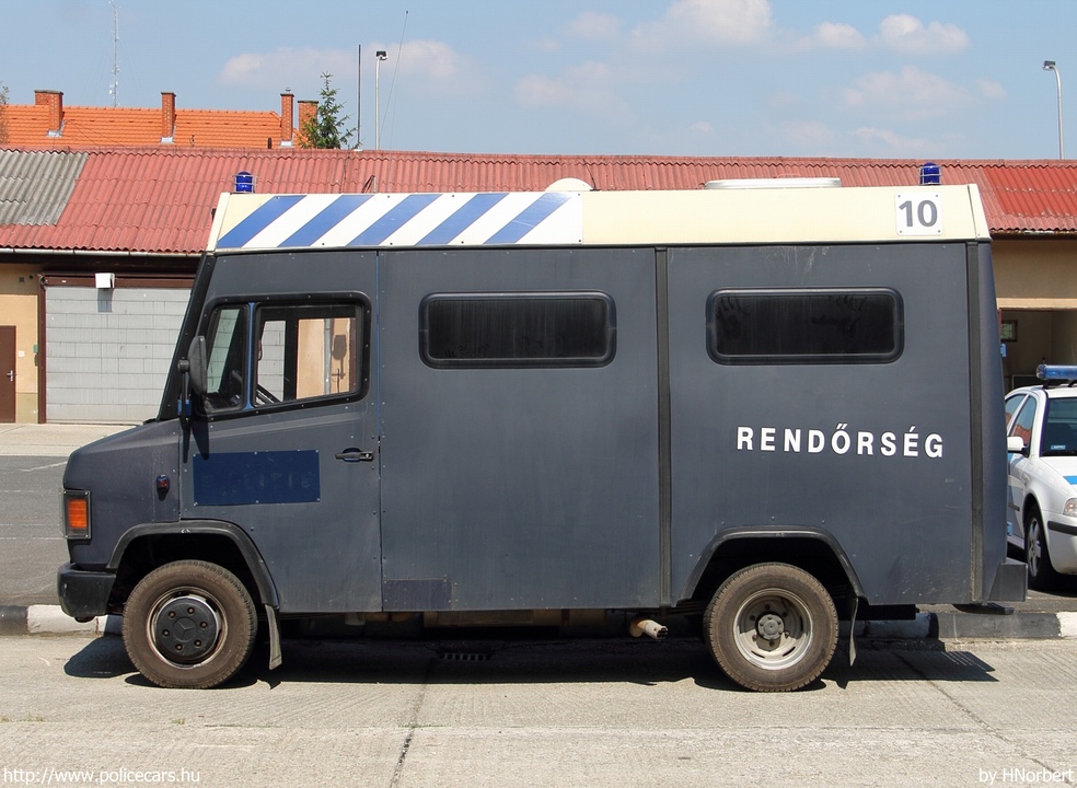 Mercedes-Benz Vario 614D, fotó: HNorbert
Keywords: rendőrség rendőr rendőrautó magyar Magyarország RB64-19 hungarian Hungary police policecar