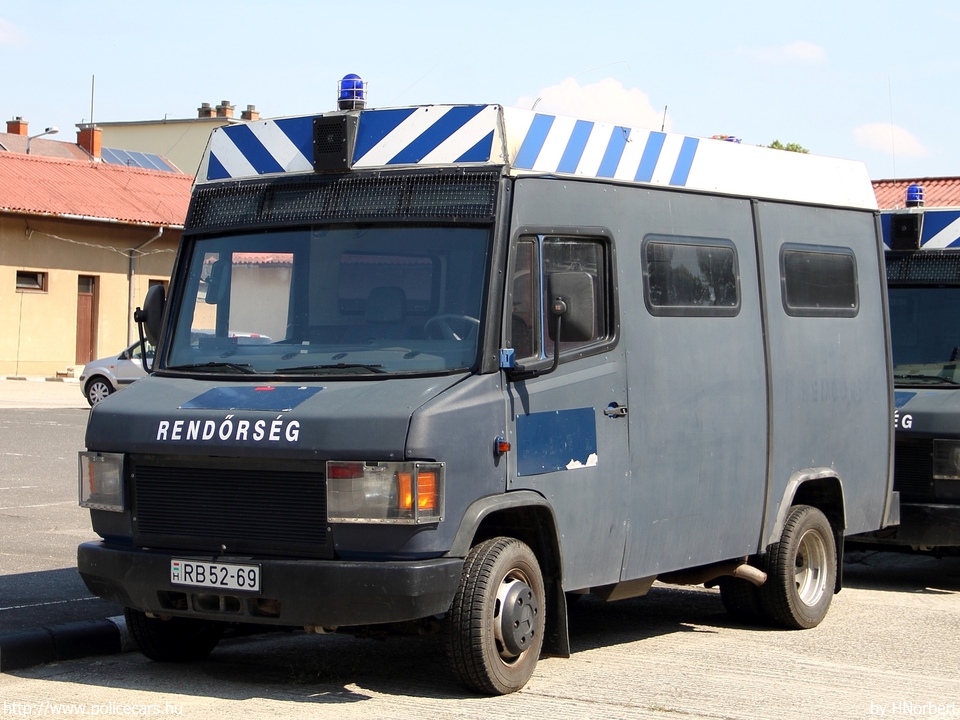 Mercedes-Benz Vario 614D, fotó: HNorbert
Keywords: rendőrség rendőr rendőrautó magyar Magyarország RB52-69 hungarian Hungary police policecar