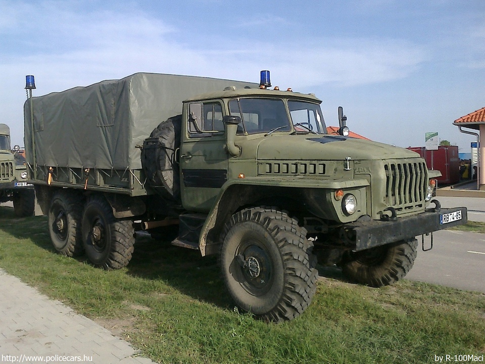 URAL 4320, fotó: R100-Maci
Keywords: rendőr rendőrautó rendőrség magyar Magyarország RB74-85 hungarian Hungary police policecar
