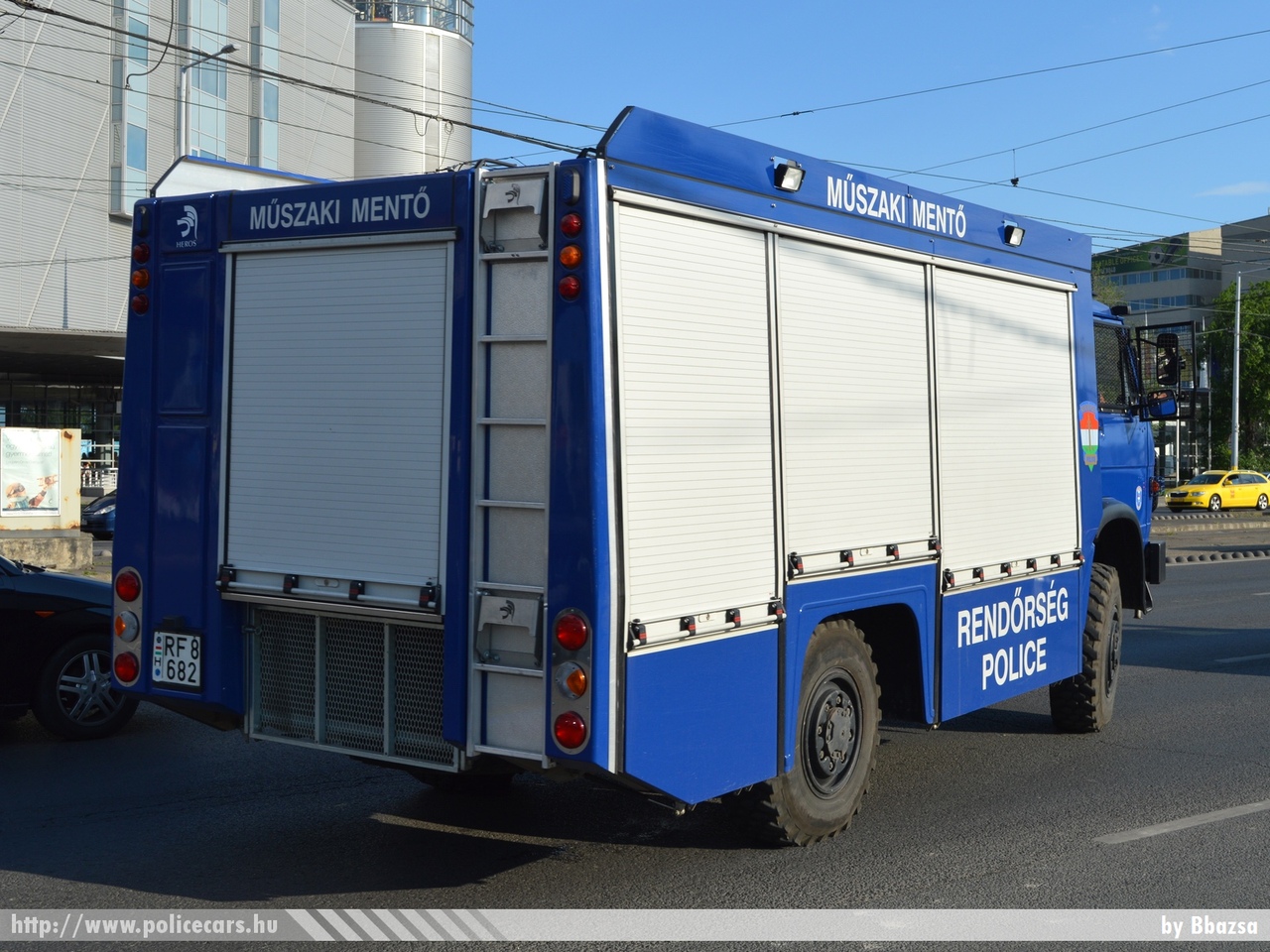 RÁBA H9.107, fotó: Bbazsa
Keywords: rendőrség rendőr rendőrautó magyar Magyarország RF86-82 hungarian Hungary police policecar