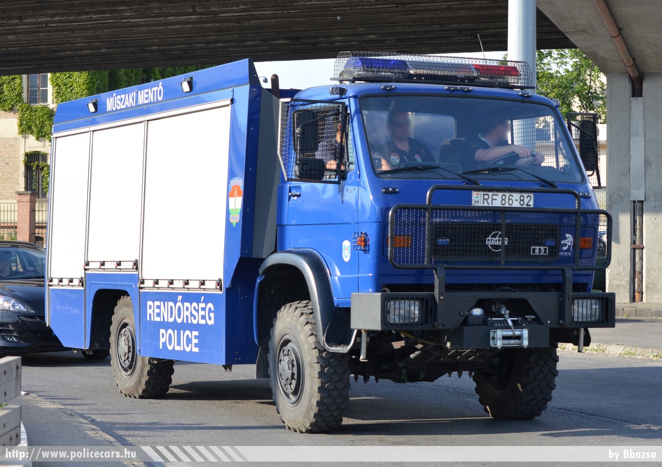 RÁBA H9.107, fotó: Bbazsa
Keywords: rendőrség rendőr rendőrautó magyar Magyarország RF86-82 hungarian Hungary police policecar