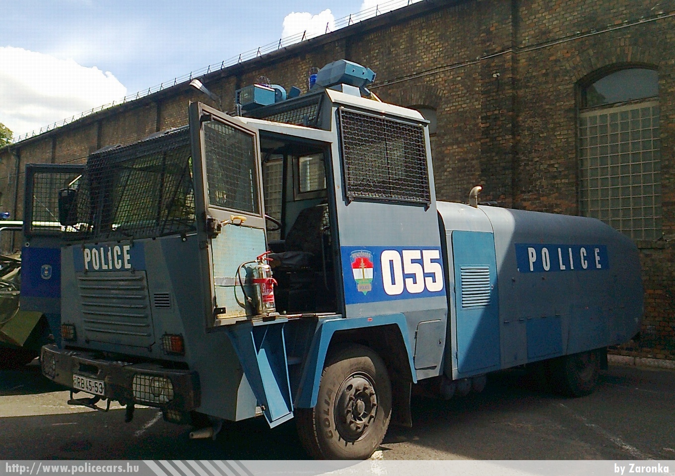 Jelcz 420 Hydromil II.A 3-515 vízágyú, fotó: Zaronka
Keywords: rendőr rendőrautó rendőrség magyar Magyarország RB45-53 hungarian Hungary police policecar