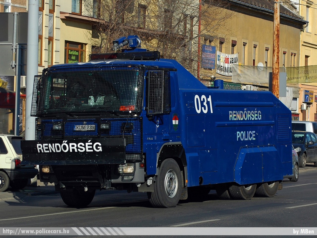 Mercedes-Benz Actros 3341 vízágyú, fotó: MBen
Keywords: rendőrség rendőr rendőrautó magyar Magyarország hungarian Hungary police policecar KUM-739
