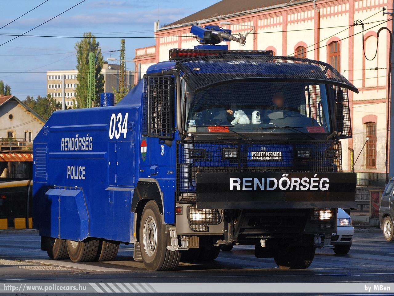 Mercedes-Benz Actros 3341 vízágyú, fotó: MBen
Keywords: rendőrség rendőr rendőrautó magyar Magyarország hungarian Hungary police policecar KUM-741