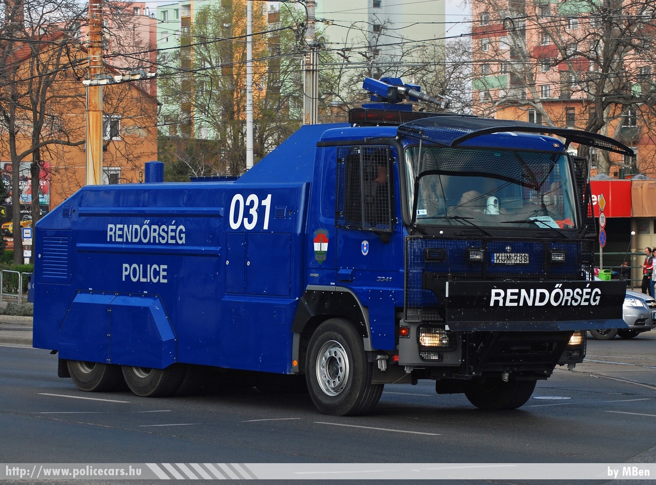 Mercedes-Benz Actros 3341 vízágyú, fotó: MBen
Keywords: rendőrség rendőr rendőrautó magyar Magyarország hungarian Hungary police policecar KUM-739