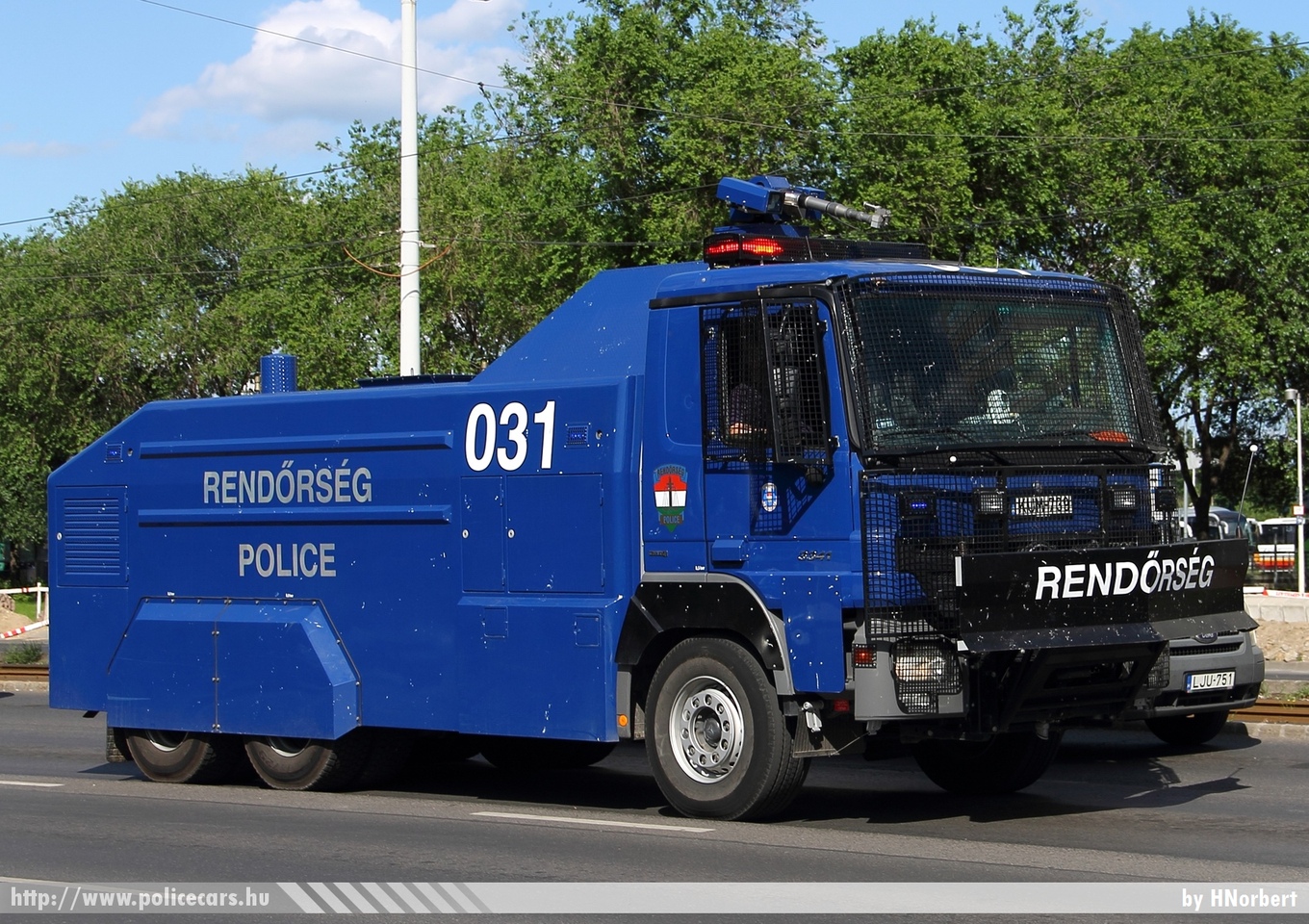 Mercedes-Benz Actros 3341 vízágyú, fotó: HNorbert
Keywords: rendőrség rendőr rendőrautó magyar Magyarország hungarian Hungary police policecar KUM-739