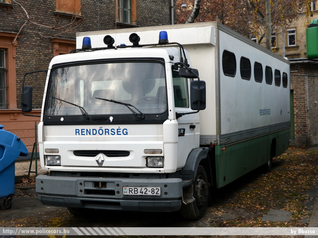 Renault Midliner M-210 Tornádó, fotó: Bbazsa
Keywords: rendőrség rendőr rendőrautó magyar Magyarország hungarian Hungary police policecar RB42-82