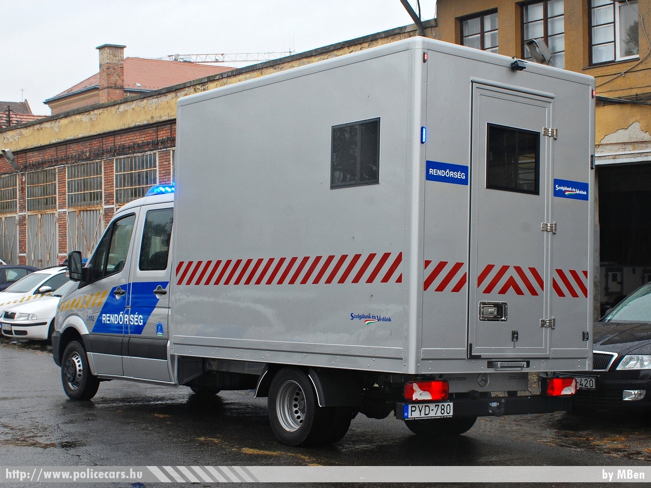 Mercedes Sprinter II facelift, fotó: MBen
Keywords: rendőrség rendőr rendőrautó magyar Magyarország hungarian Hungary police policecar PYD-780