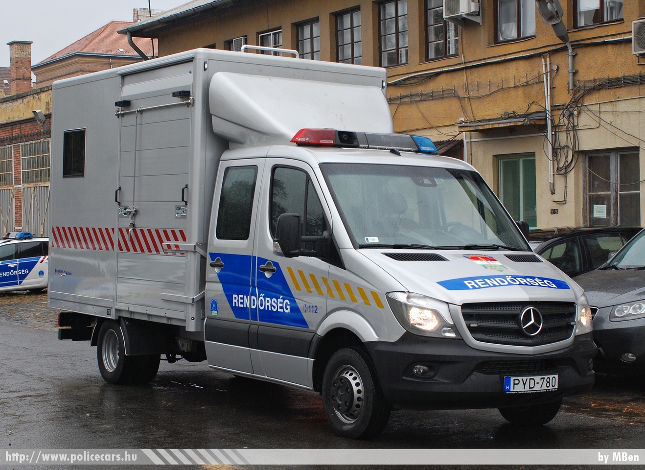 Mercedes Sprinter II facelift, fotó: MBen
Keywords: rendőrség rendőr rendőrautó magyar Magyarország hungarian Hungary police policecar PYD-780