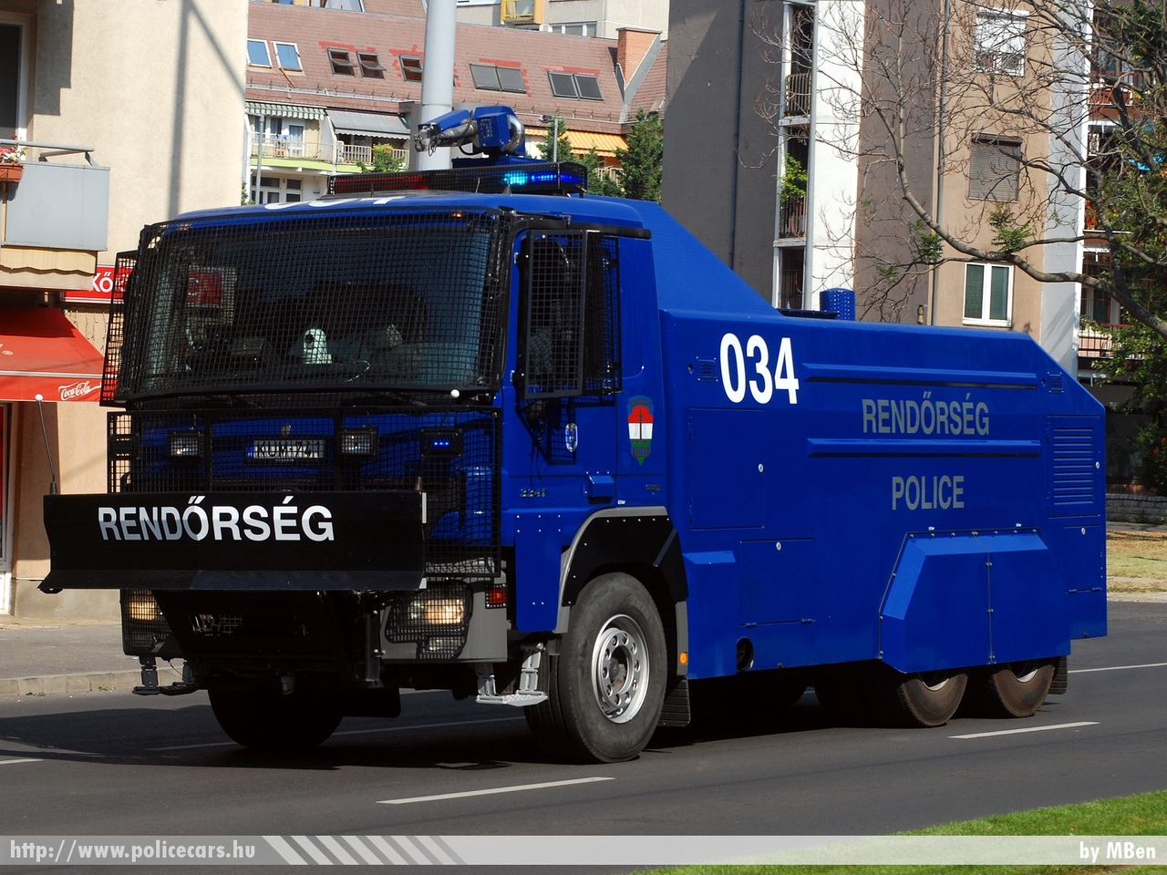 Mercedes-Benz Actros 3341 vízágyú, fotó: MBen
Keywords: rendőrség rendőr rendőrautó magyar Magyarország hungarian Hungary police policecar KUM-741