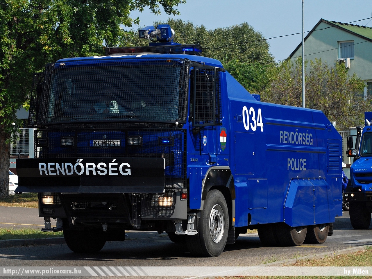 Mercedes-Benz Actros 3341 vízágyú, fotó: MBen
Keywords: rendőrség rendőr rendőrautó magyar Magyarország hungarian Hungary police policecar KUM-741