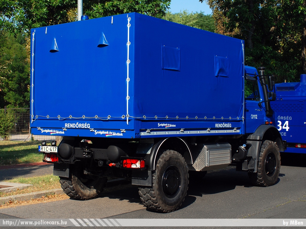 Mercedes-Benz Unimog UHE 452, fotó: MBen
Keywords: rendőrség rendőr rendőrautó magyar Magyarország hungarian Hungary police policecar RIC-417