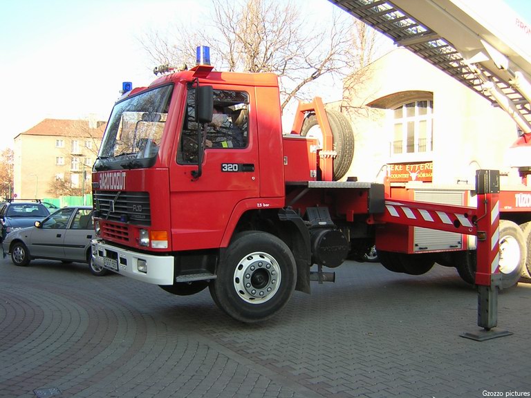Volvo FL10 Bronto-Skylift F42 HDT, Dunaújváros, Hivatásos Önkormányzati Tûzoltóság, fotó: Gzozzo pictures
Keywords: HÖT tûzoltóautó tûzoltó tûzoltóság GGT-697 magyar Magyarország fire firetruck Hungary hungarian