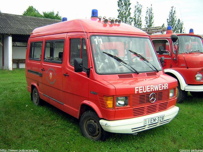 Mercedes-Benz 207D, Önkéntes Tûzoltó Egyesület Gyönk, fotó: Gzozzo pictures
Keywords: tûzoltóautó tûzoltó ÖTE tûzoltóság magyar Magyarország IEM-328 hungarian Hungary fire firetruck