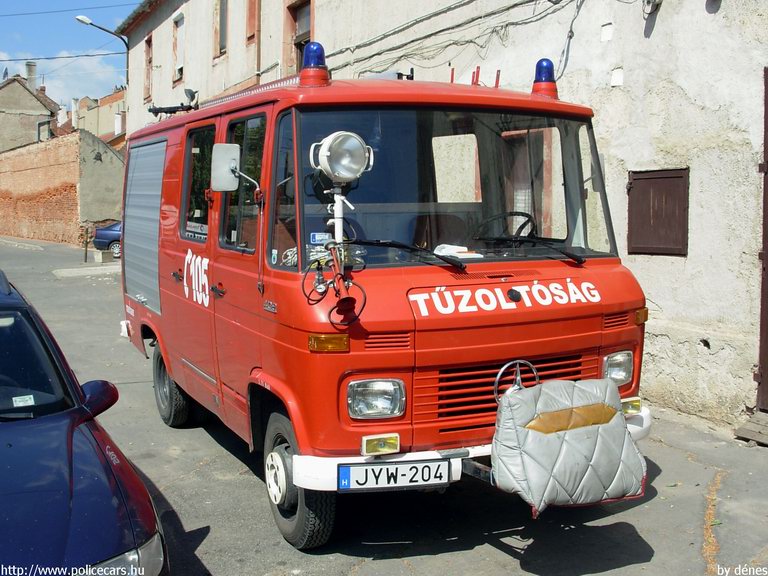 Mercedes, Kõszegi Önkéntes Tûzoltóság, fotó: dénes
Keywords: tûzoltóautó ÖT magyar Magyarország tûzoltó tûzoltóság JYW-204 fire firetruck Hungary hungarian