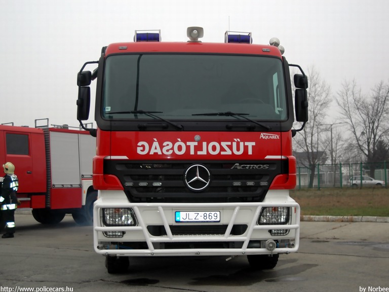 Mercedes Actros, Komáromi Hivatásos Önkormányzati Tûzoltóság, fotó: Norbee
Keywords: tûzoltóautó HÖT magyar Magyarország tûzoltó tûzoltóság JLZ-869 fire firetruck Hungary hungarian