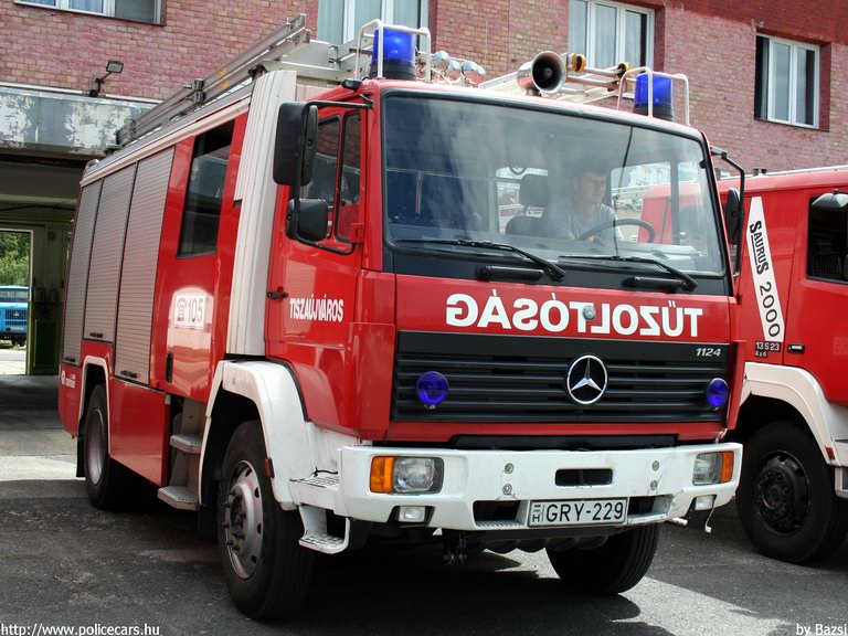 Mercedes 1124 Rosenbauer TLF 2000 AT, Tiszaújvárosi Hivatásos Önkormányzati Tûzoltóság, fotó: Bazsi
Keywords: tûzoltóautó HÖT magyar Magyarország tûzoltó tûzoltóság GRY-229 fire firetruck Hungary hungarian