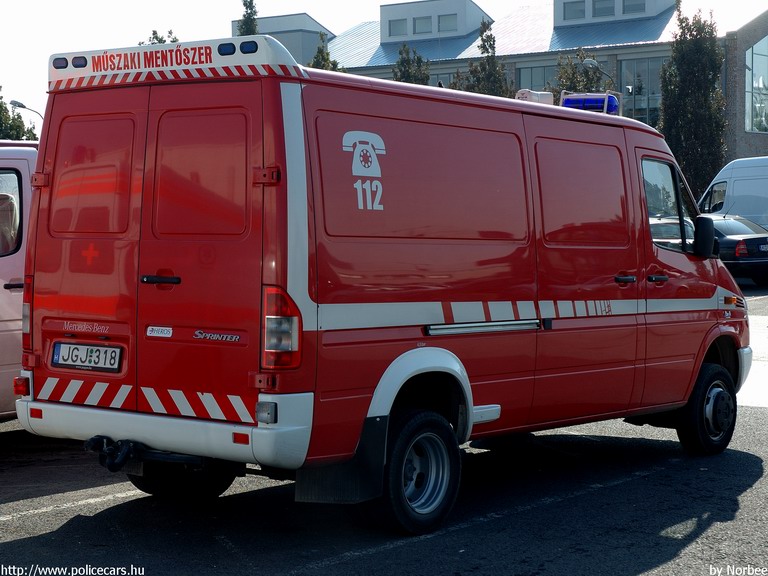 Mercedes Sprinter, fotó: Norbee
Keywords: HÖT tûzoltóautó magyar Magyarország tûzoltó tûzoltóság JGJ-318 fire firetruck Hungary hungarian
