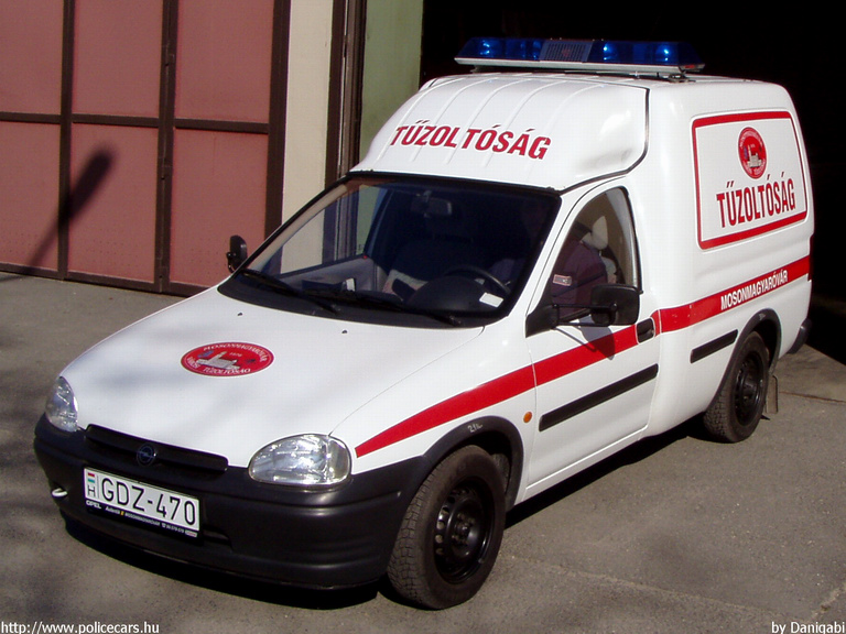 Opel Combo, Mosonmagyaróvári Hivatásos Önkormányzati Tûzoltóság, fotó: Danigabi
Keywords: tûzoltóautó tûzoltó HÖT tûzoltóság magyar Magyarország GDZ-470 fire firetruck Hungary hungarian