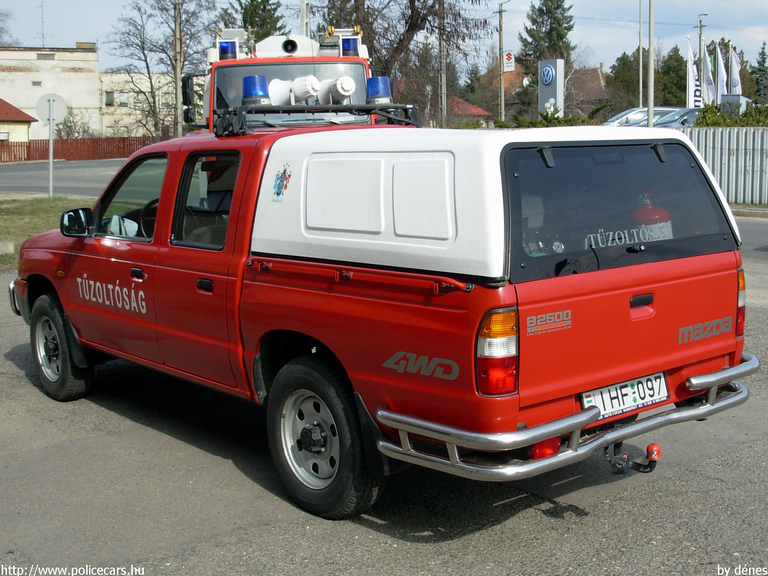 Mazda B2500, Gödöllõi Hivatásos Önkormányzati Tûzoltóság, fotó: dénes
Keywords: tûzoltóautó tûzoltó HÖT tûzoltóság magyar Magyarország IHF-097 fire firetruck Hungary hungarian