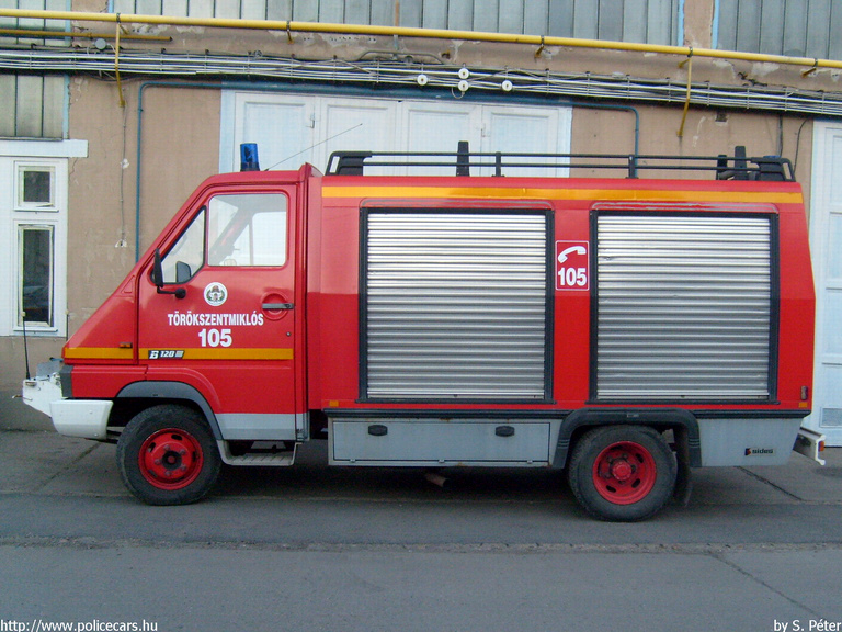 Renault B120, Törökszentmiklósi Önkéntes Tûzoltóság, fotó: S. Péter
Keywords: tûzoltóautó tûzoltó ÖT tûzoltóság magyar Magyarország  fire firetruck Hungary hungarian