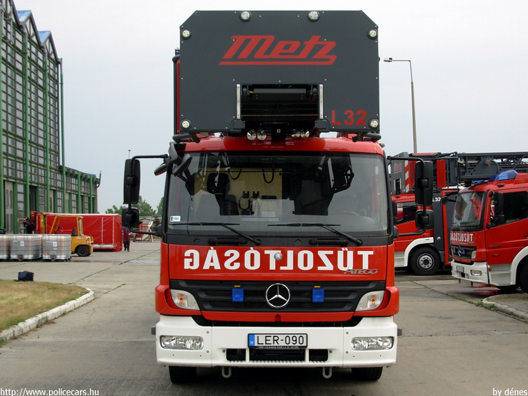 Metz L32 Mercedes Atego 1326, fotó: dénes
Keywords: tûzoltóautó tûzoltó HÖT tûzoltóság magyar Magyarország  fire firetruck Hungary hungarian