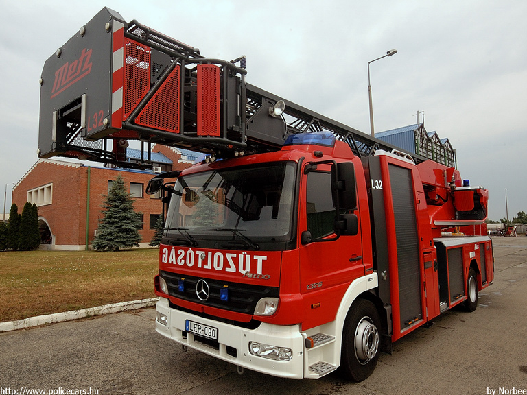 Metz L32 Mercedes Atego 1326, fotó: Norbee
Keywords: tûzoltóautó tûzoltó HÖT tûzoltóság magyar Magyarország LER-090 fire firetruck Hungary hungarian