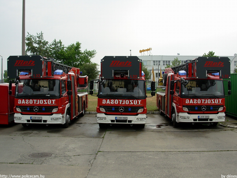 Metz L32 Mercedes Atego 1326, fotó: dénes
Keywords: tûzoltóautó tûzoltó HÖT tûzoltóság magyar Magyarország LER-090 LER-091 LER-089 fire firetruck Hungary hungarian