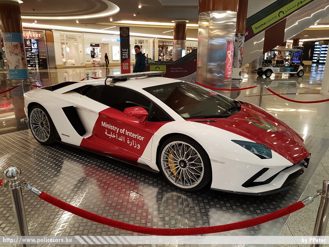 Lamborghini Aventador, fotó: PPeter
Keywords: uae Egyesült Arab Emirátusok rendőr rendőrautó rendőrség police policecar