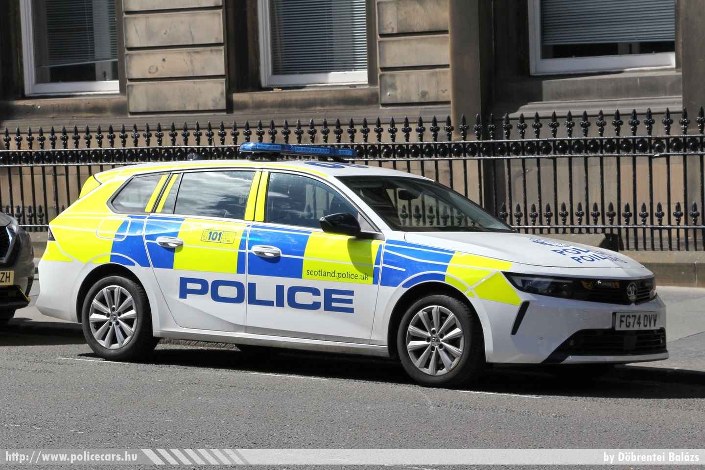 Vauxhall Astra Sports Tourer, Police Scotland (Poileas), fotó: Döbrentei Balázs
Keywords: angol Anglia rendőr rendőrautó rendőrség english England police policecar