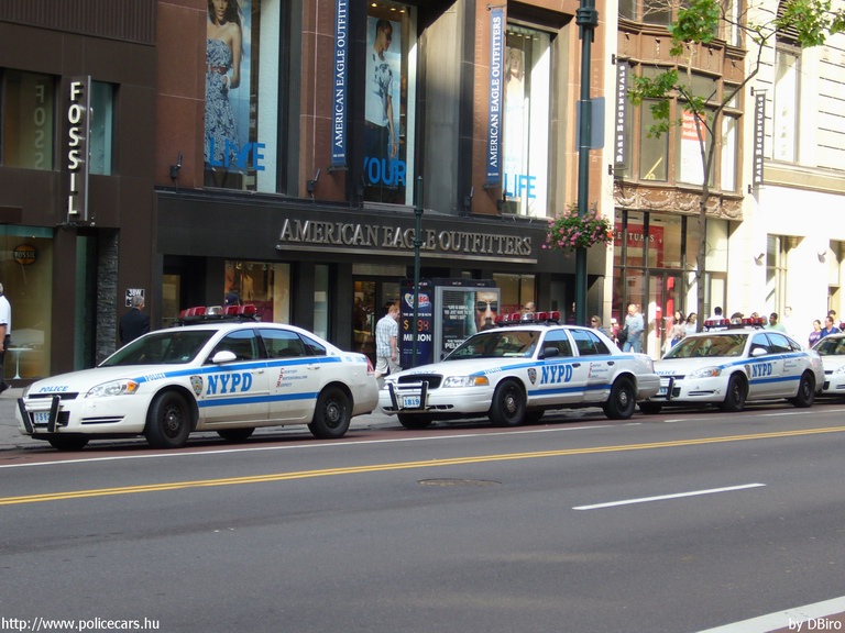 Chevrolet Impala, Ford Crown Victoria, fotó: DBiro
Keywords: USA Amerikai Egyesült Államok rendőr rendőrautó rendőrség nypd