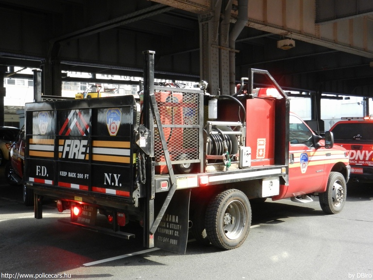 Ford F-450, fotó: DBiro
Keywords: USA Amerikai Egyesült Államok tûzoltó tûzoltóautó tûzoltóság FDNY