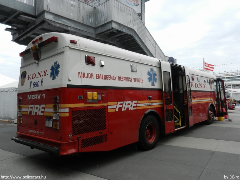 Thomas Bus / American LaFrance MedicMaster, fotó: DBiro
Keywords: USA Amerikai Egyesült Államok tûzoltó tûzoltóautó tûzoltóság FDNY