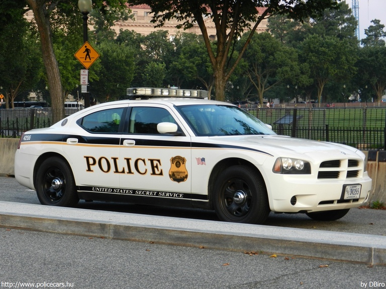 Dodge Charger, fotó: DBiro
Keywords: USA Amerikai Egyesült Államok rendőr rendőrautó rendőrség