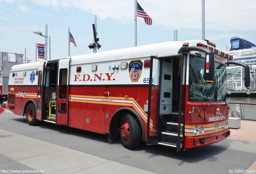 Thomas Bus / American LaFrance MedicMaster, fotó: Sütöri Dávid
Keywords: USA Amerikai Egyesült Államok tûzoltó tûzoltóautó tûzoltóság FDNY