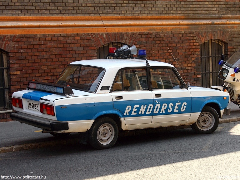 Lada VAZ 2105, fotó: HNorbert
Keywords: rendőrautó rendőrség rendőr magyar Magyarország RA98-52