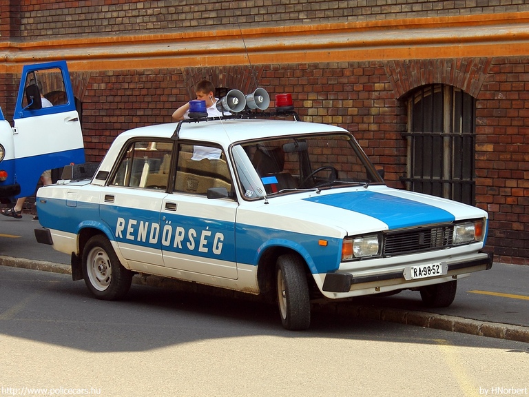 Lada VAZ 2105, fotó: HNorbert
Keywords: rendőrautó rendőrség rendőr magyar Magyarország RA98-52