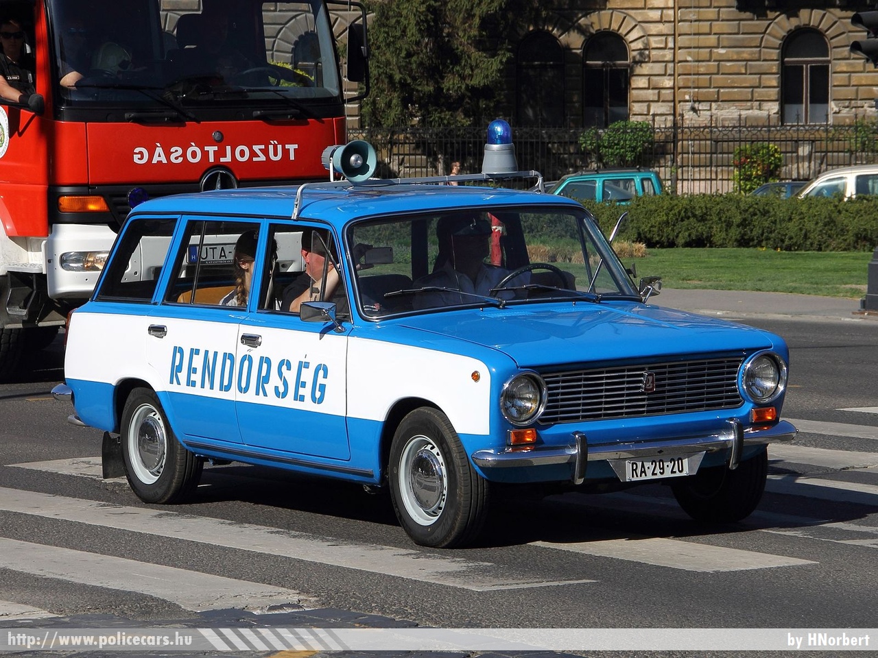 Lada VAZ 2102, fotó: HNorbert
Keywords: rendőrautó rendőrség rendőr magyar Magyarország RA29-20