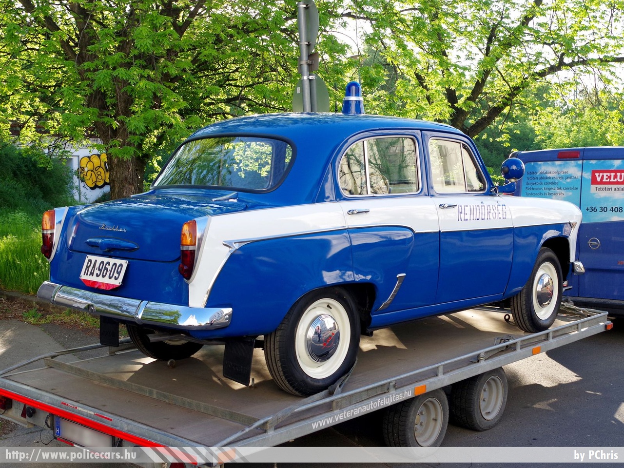 Moszkvics 407, fotó: PChris
Keywords: rendőrség rendőr rendőrautó magyar Magyarország hungarian Hungary police policecar RA96-09