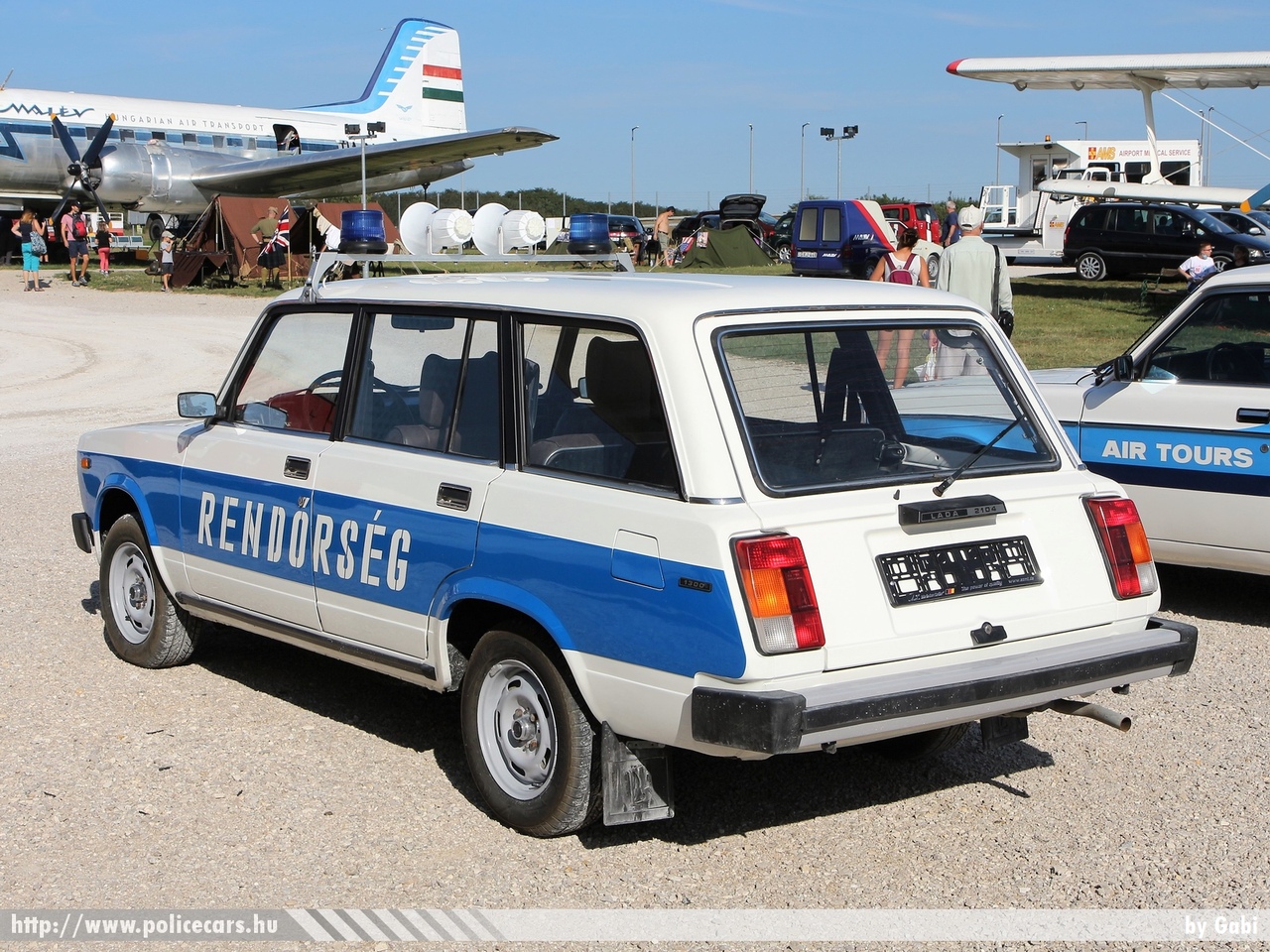 LADA VAZ 2104, fotó: Gabi
Keywords: rendőrség rendőr rendőrautó magyar Magyarország hungarian Hungary police policecar