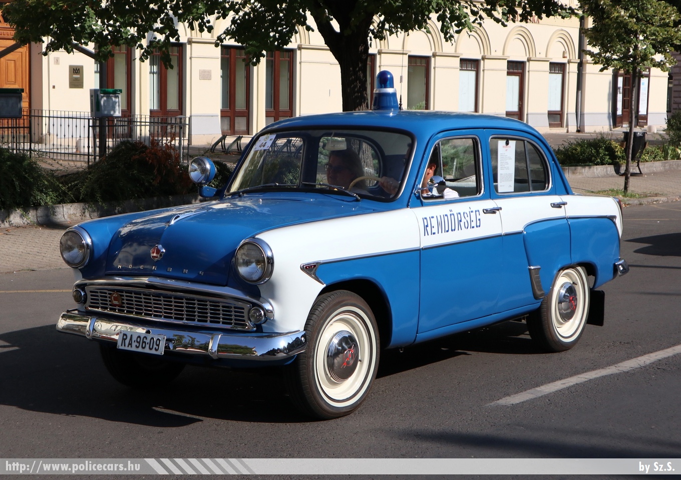 Moszkvics 407, fotó: Sz.S.
Keywords: rendőrség rendőr rendőrautó magyar Magyarország hungarian Hungary police policecar RA96-09