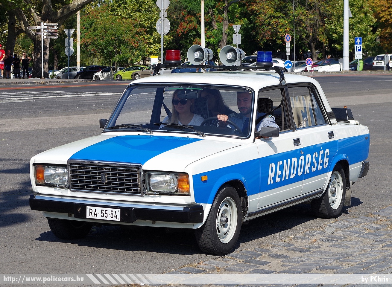 LADA VAZ 2107, fotó: PChris
Keywords: rendőrség rendőr rendőrautó magyar Magyarország hungarian Hungary police policecar RA55-54