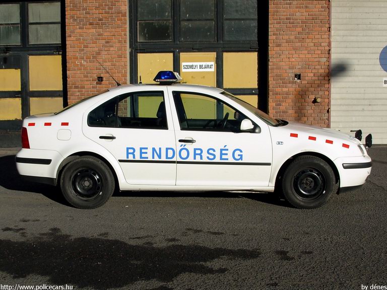 Volkswagen Bora, fotó: dénes
Keywords: rendőrség rendőr rendőrautó magyar Magyarország RB69-32