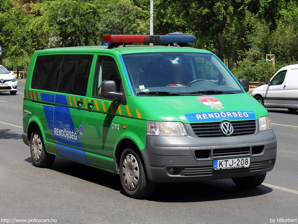 Volkswagen Transporter T5, fotó: HNorbert
Keywords: rendőrség rendőr rendőrautó magyar Magyarország KTJ-208 police hungarian Hungary