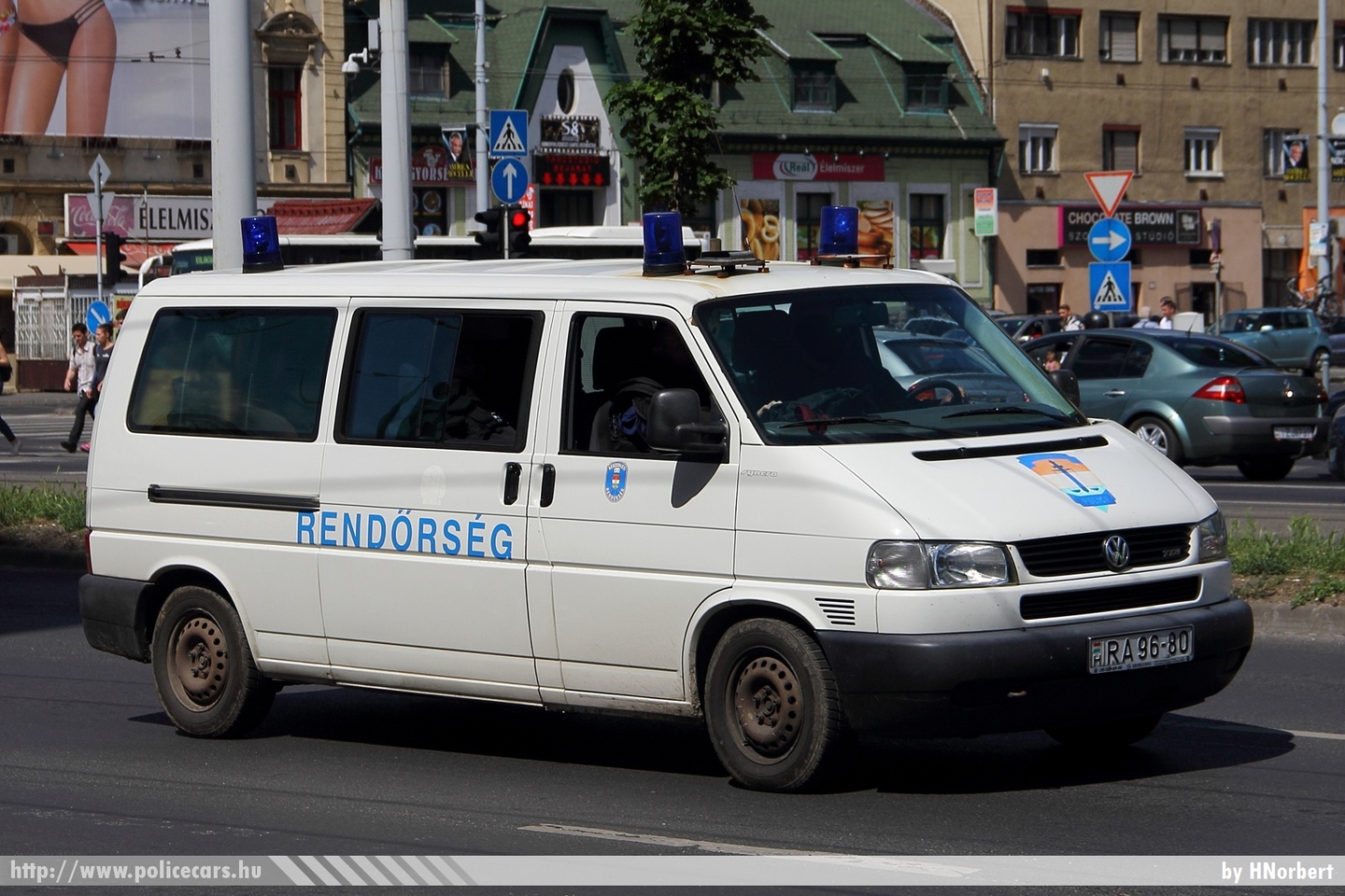 Volkswagen Transporter T4, fotó: HNorbert
Keywords: rendőr rendőrautó rendőrség magyar Magyarország police policecar Hungary hungarian RA96-80