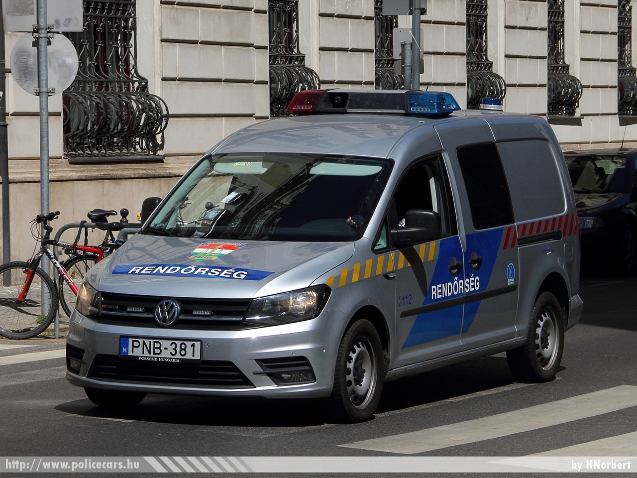 Volkswagen Caddy Maxi 2.0 TDI 4Motion, fotó: HNorbert
Keywords: rendőr rendőrautó rendőrség magyar Magyarország police policecar Hungary hungarian PNB-381