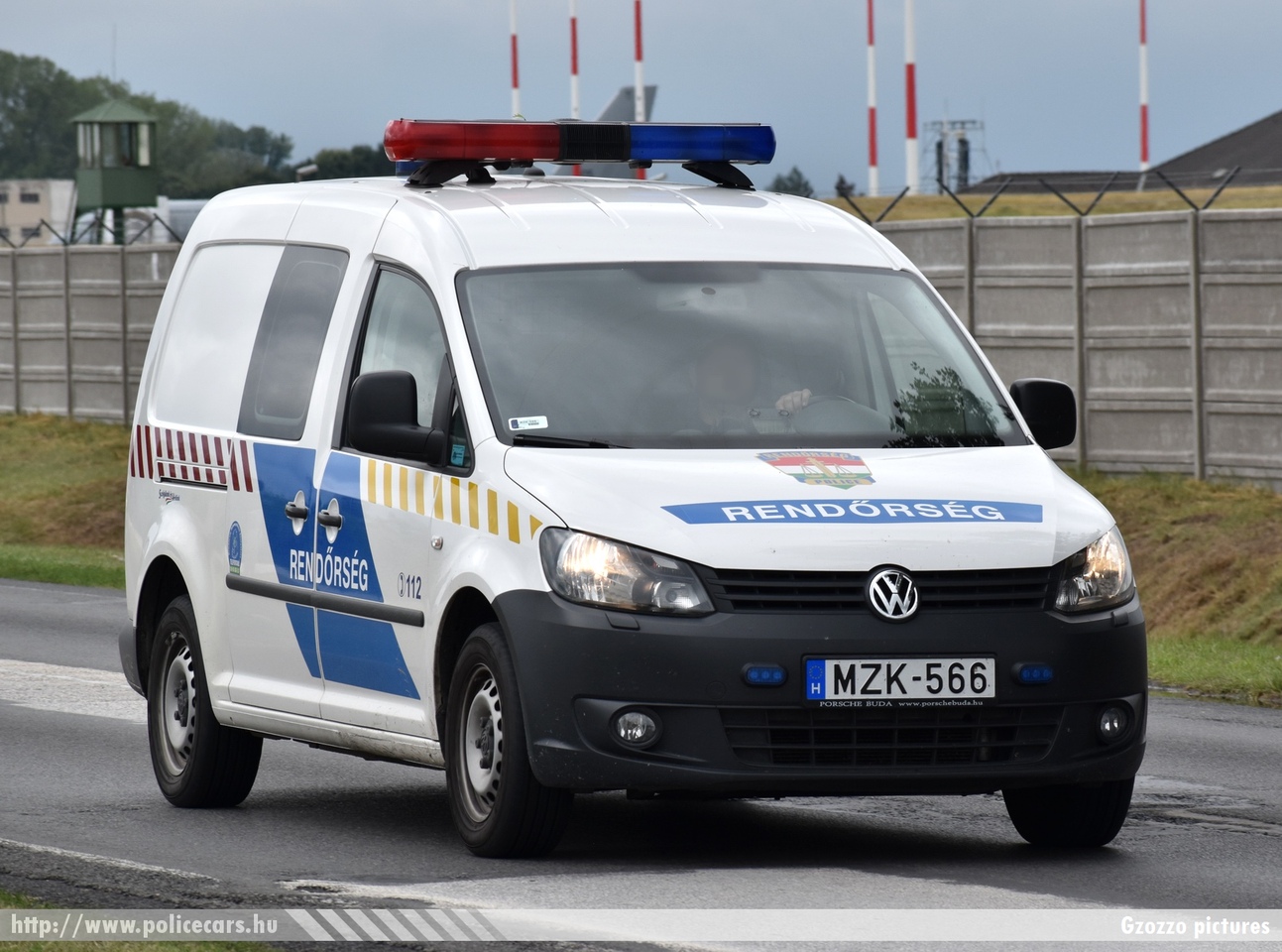 Volkswagen Caddy Maxi 2.0 TDI 4Motion, fotó: Gzozzo pictures
Keywords: rendőr rendőrautó rendőrség magyar Magyarország police policecar Hungary hungarian MZK-566