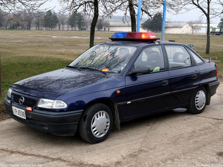 Opel Astra F, fotó: Misko Ruvidic
Keywords: szerb Szerbia rendőrség rendőr rendőrautó katonai rendészet Serbia serbian military police policecar