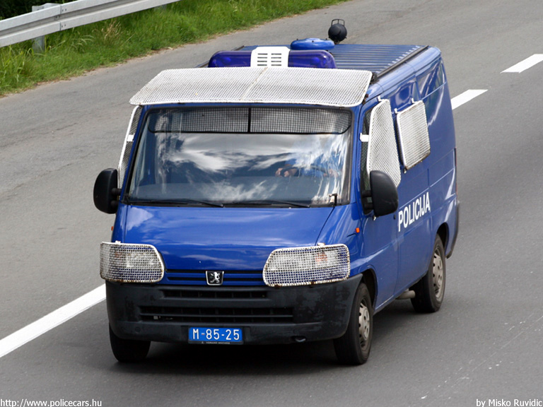 Peugeot Boxer, fotó: Misko Ruvidic
Keywords: Szerb szerbia rendőrautó rendőr rendőrség Serbia serbian police policecar